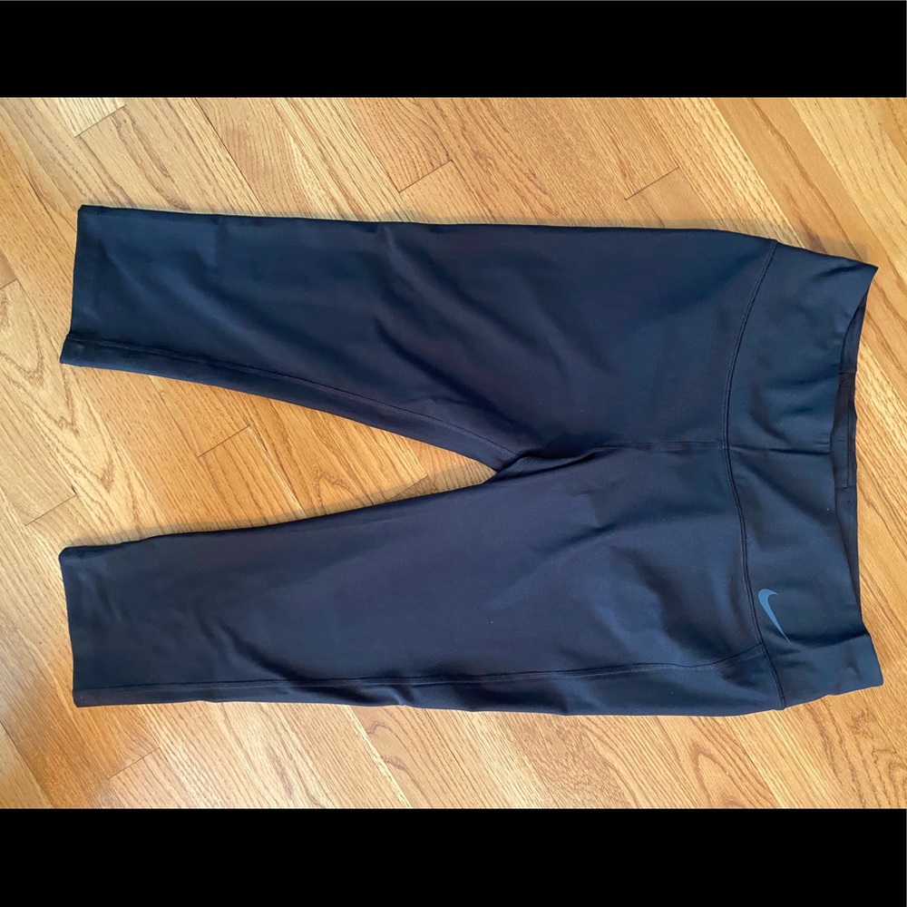 NIKE Dri- fit cropped leggings. Black size large